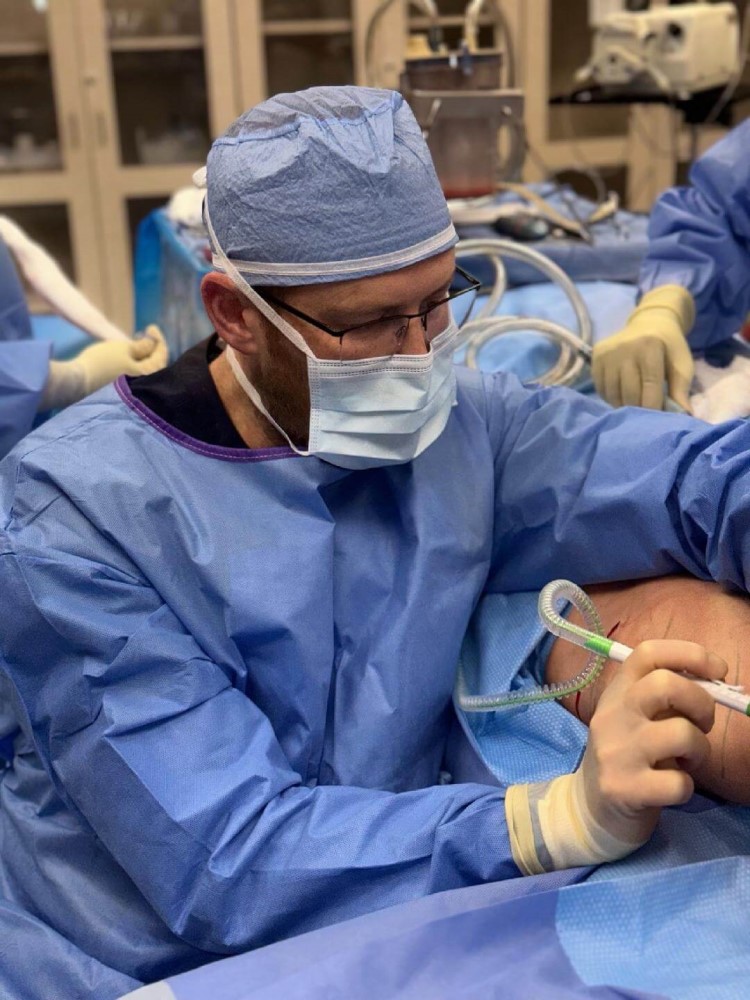 1444788752211160841-1 Cain Linville performing surgery using his FatigueFree Specs.